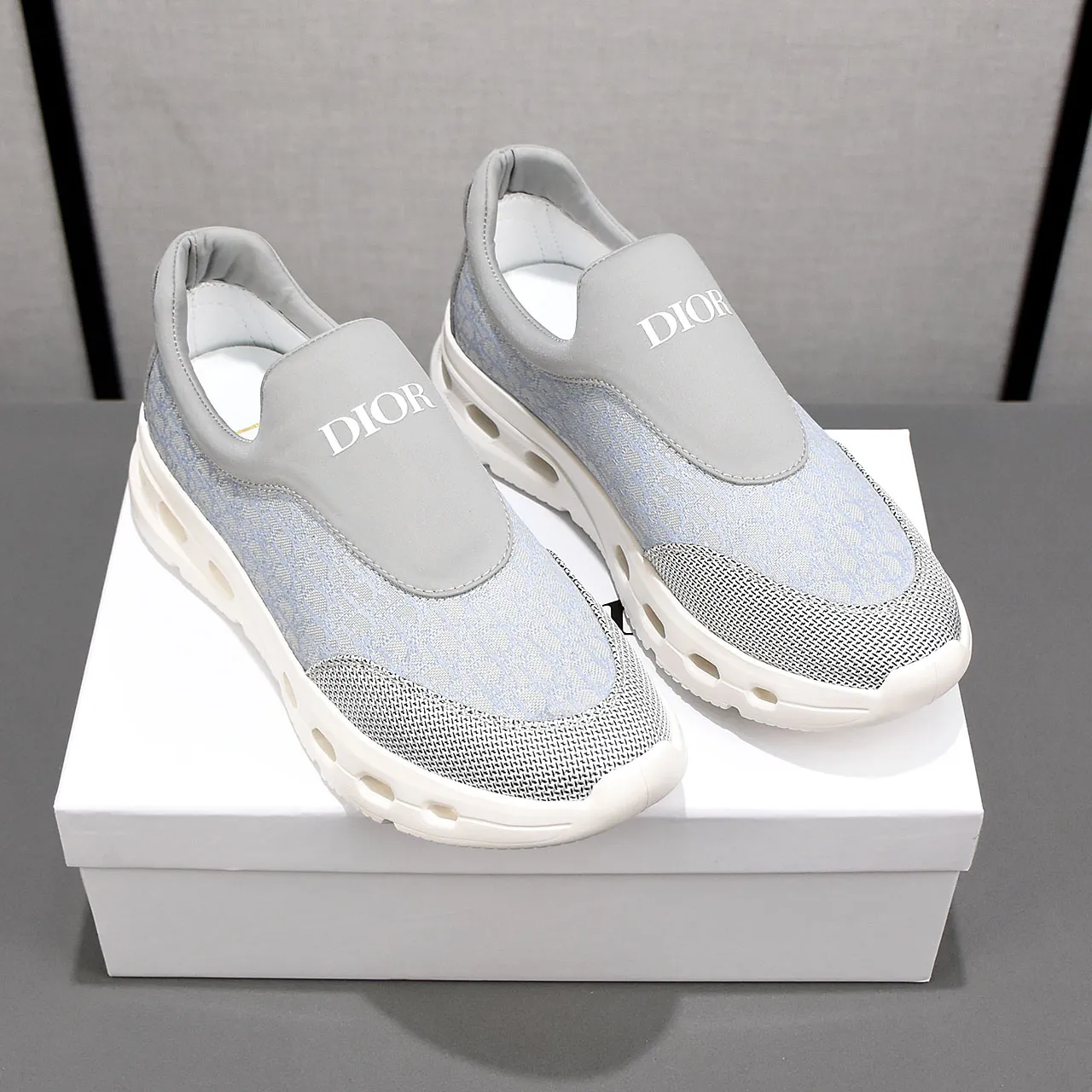 PP420🍒🍒🍒Dior's new 🆕low-cut casual sneakers, made of breathable mesh, with brand signature details on the shoe collar to enhance style. Fashionable and versatile, it can complement any look. With a sophisticated design that is both dynamic and modern, this new must-have shoe adds a new dimension to Dior's legacy, displaying modern elegance. Men's shoes 38-44 45🉑️customized